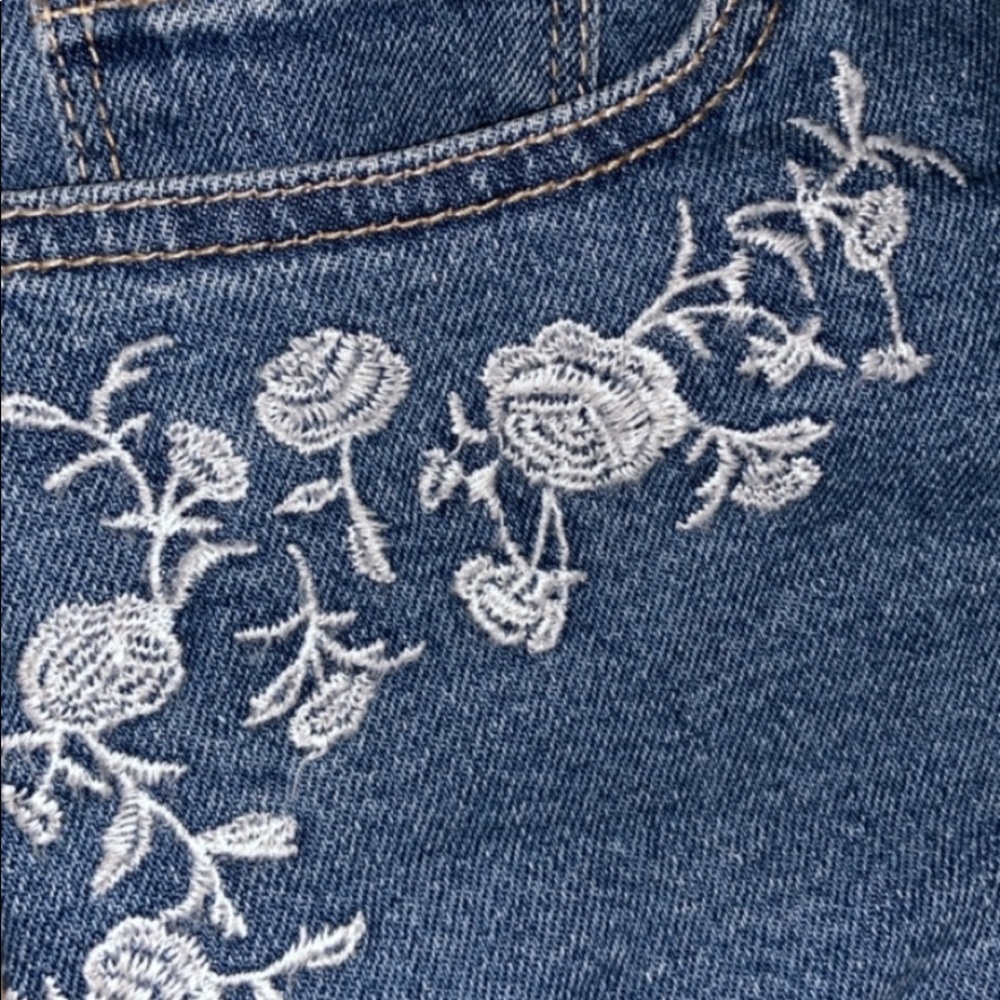 MWT holister flower embroidered shorts - Picture 2 of 4